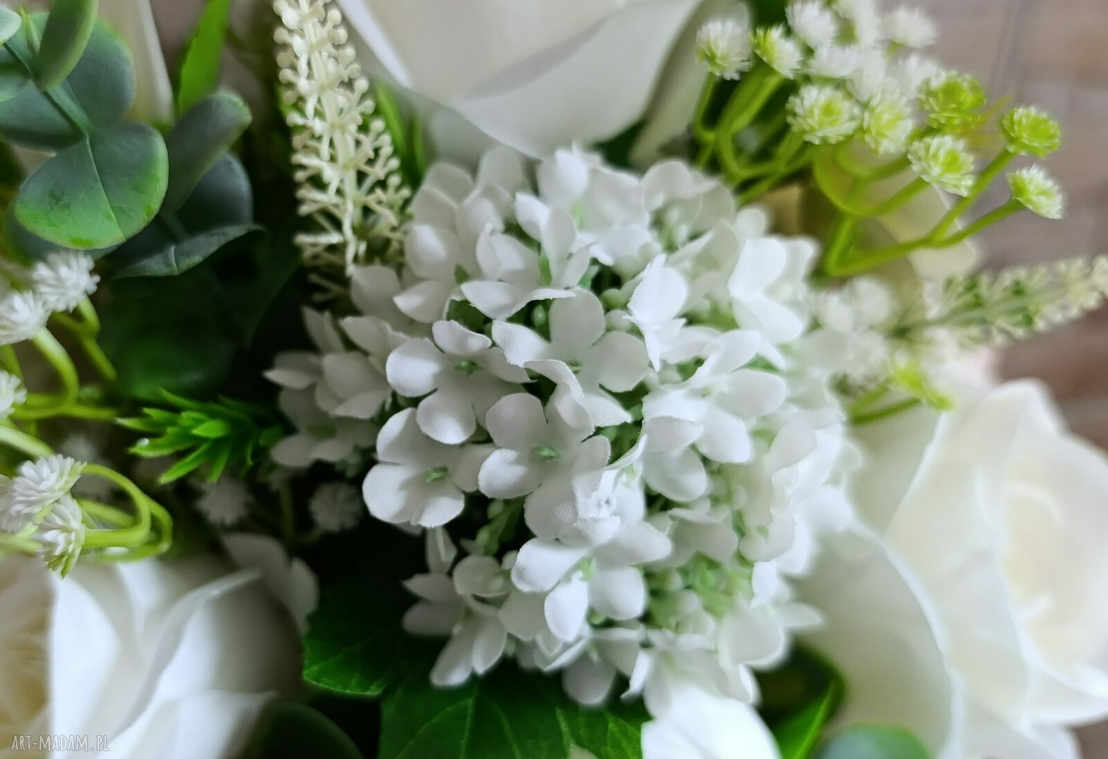 Kremowy flowerbox ze sztucznymi kwiatami i złotymi napisami - dekoracja do domu