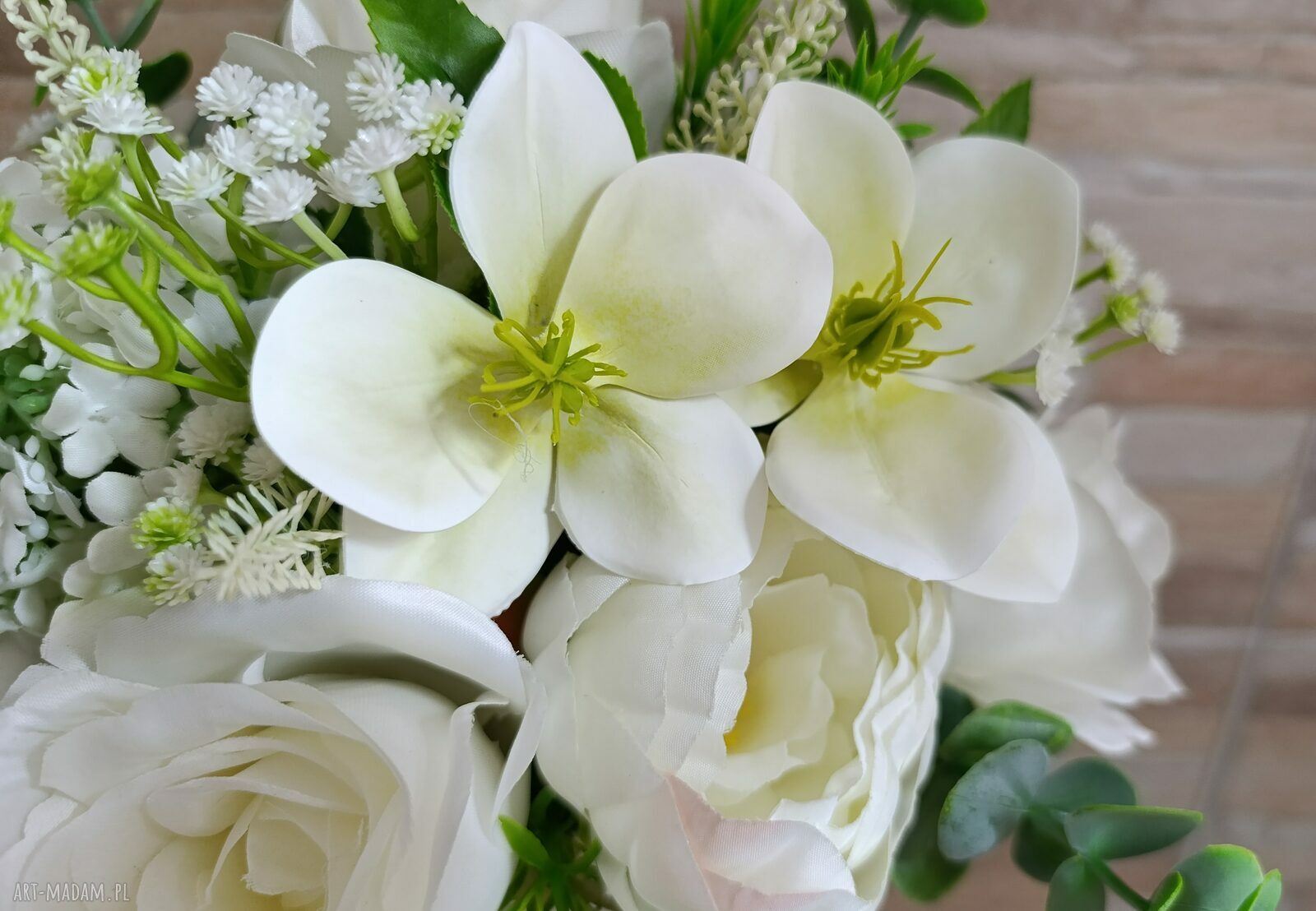 Kremowy flowerbox ze sztucznymi kwiatami i złotymi napisami - dekoracja do domu
