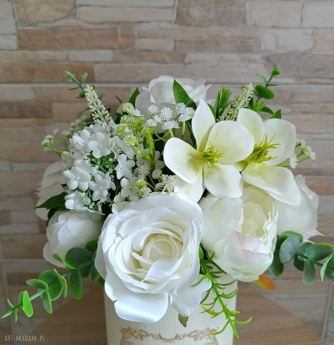 Kremowy flowerbox ze sztucznymi kwiatami i złotymi napisami - dekoracja do domu