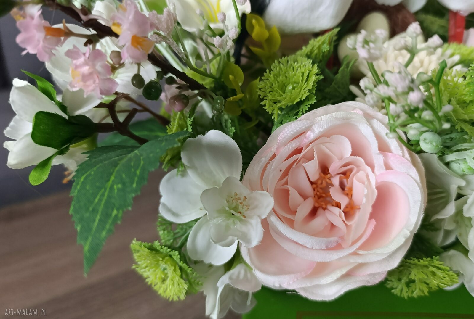 Flowerbox dekoracyjny z bocianami w zielonym boxie - wiosenna kompozycja kwiatowa do domu