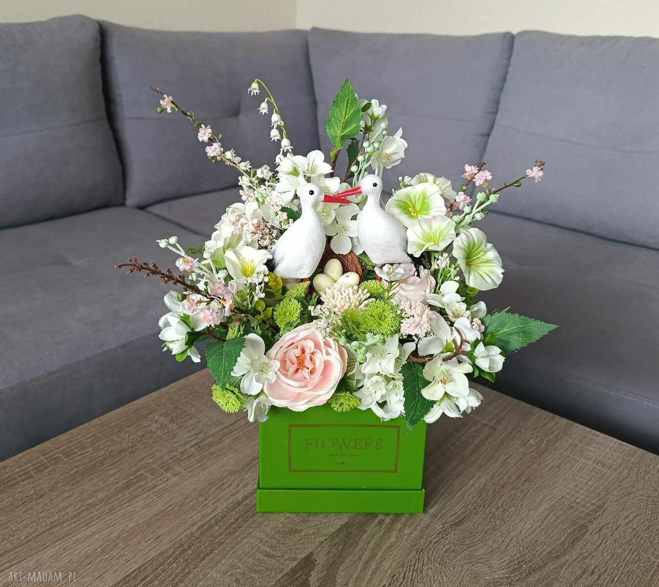 Flowerbox dekoracyjny z bocianami w zielonym boxie - wiosenna kompozycja kwiatowa do domu