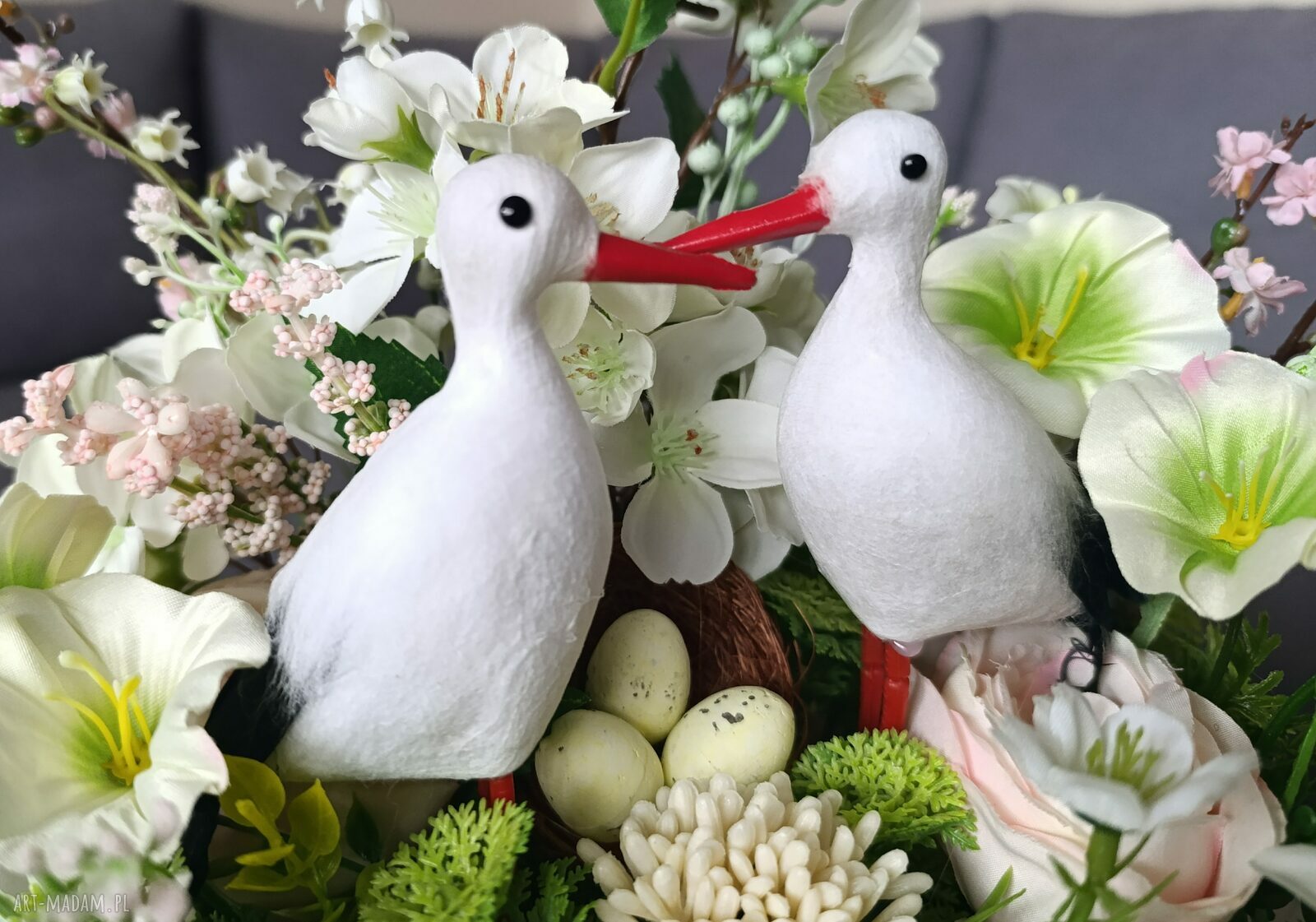 Flowerbox dekoracyjny z bocianami w zielonym boxie - wiosenna kompozycja kwiatowa do domu