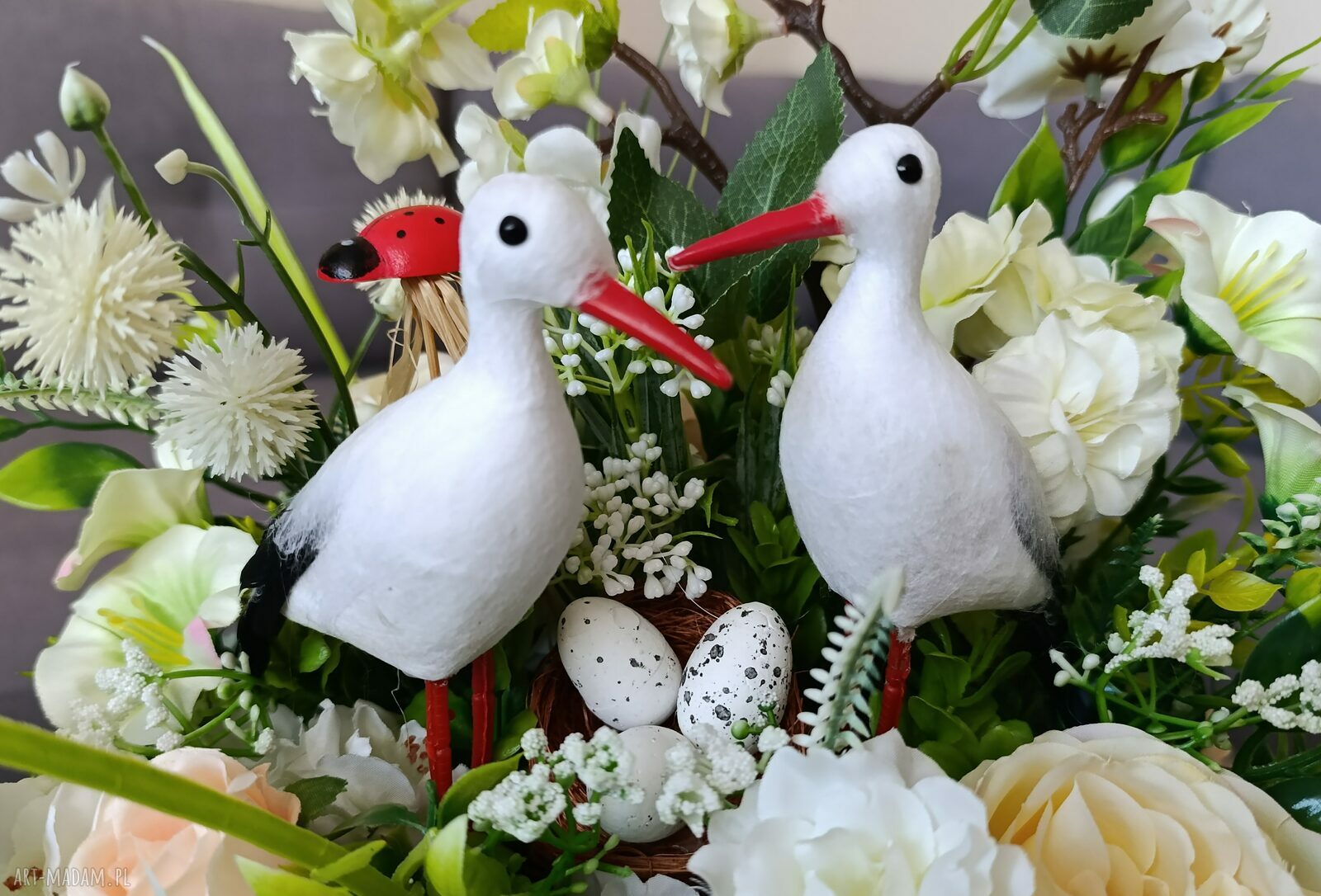 Wiosenny flowerbox z bocianami - kompozycja kwiatowa w pudełku