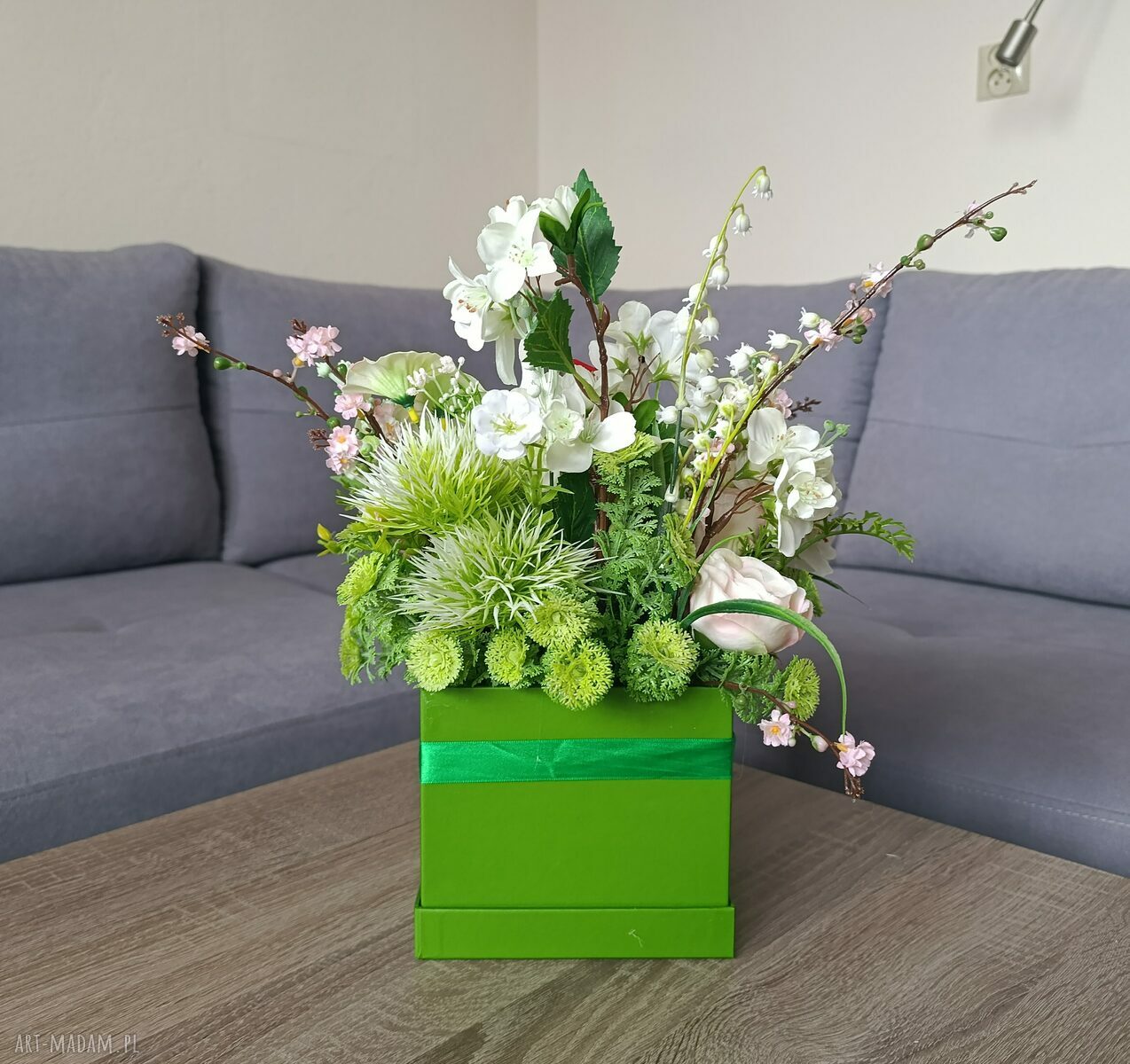 Flowerbox dekoracyjny z bocianami w zielonym boxie - wiosenna kompozycja kwiatowa do domu
