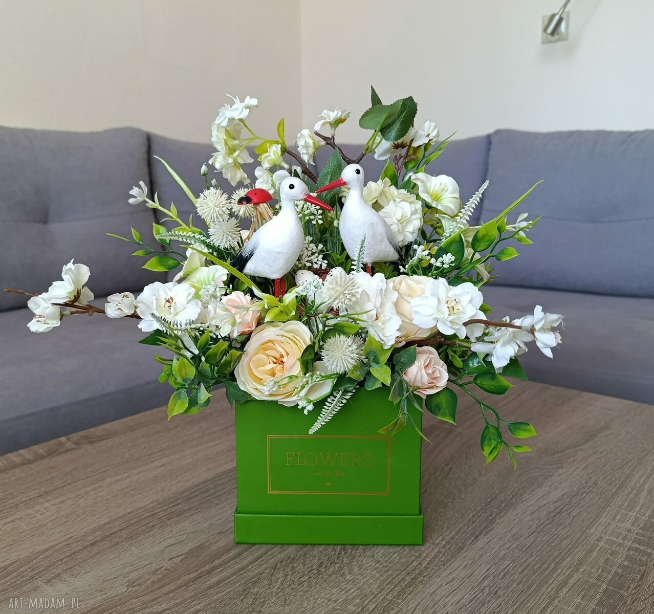 Wiosenny flowerbox z bocianami - kompozycja kwiatowa w pudełku