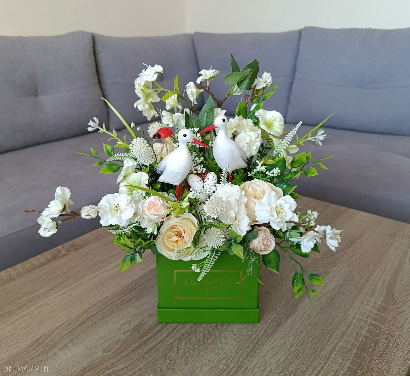 Wiosenny flowerbox z bocianami - kompozycja kwiatowa w pudełku