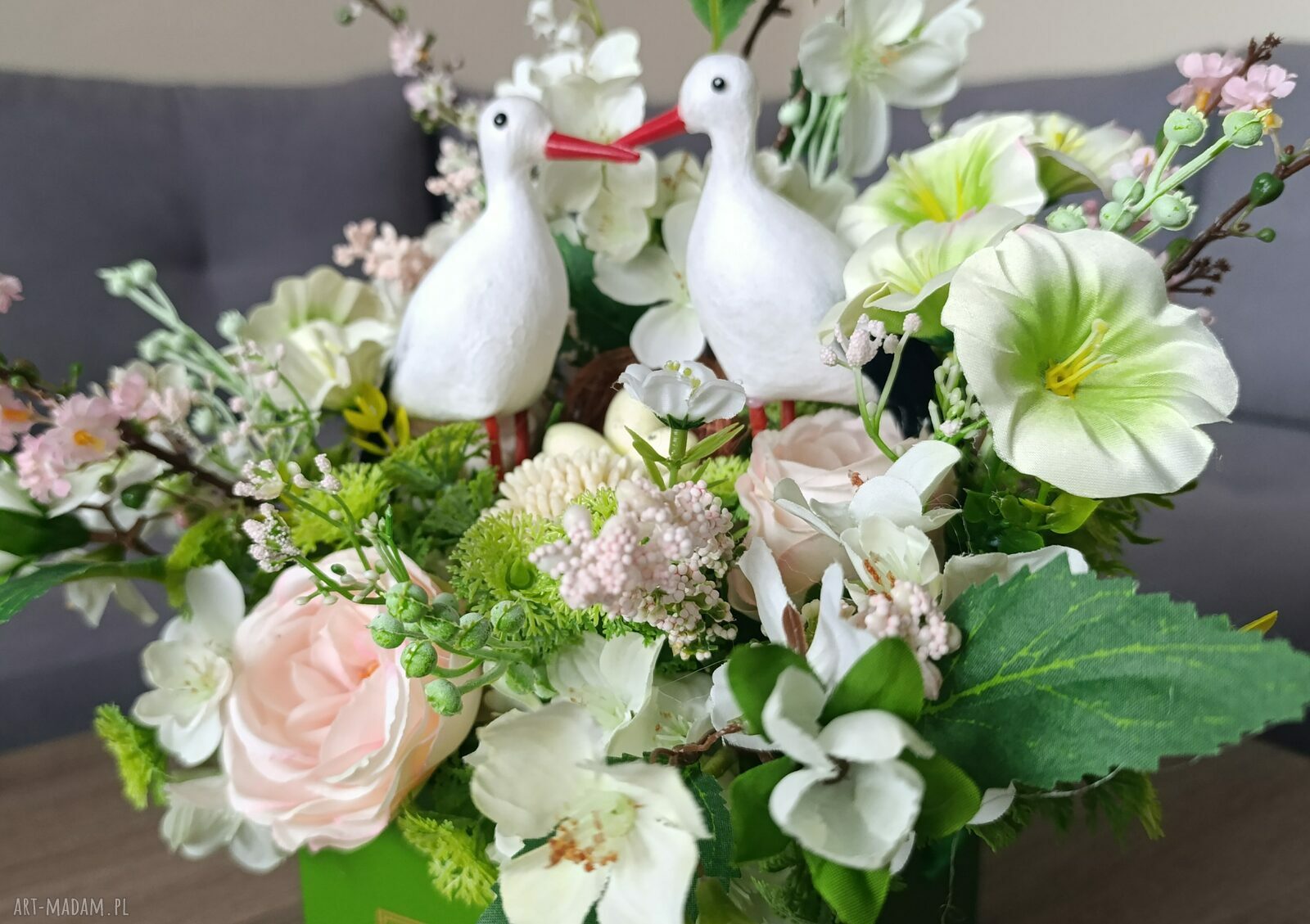 Flowerbox dekoracyjny z bocianami w zielonym boxie - wiosenna kompozycja kwiatowa do domu