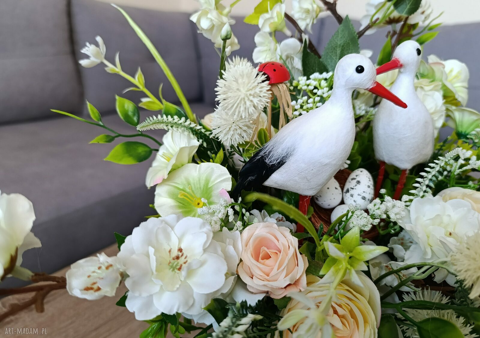 Wiosenny flowerbox z bocianami - kompozycja kwiatowa w pudełku