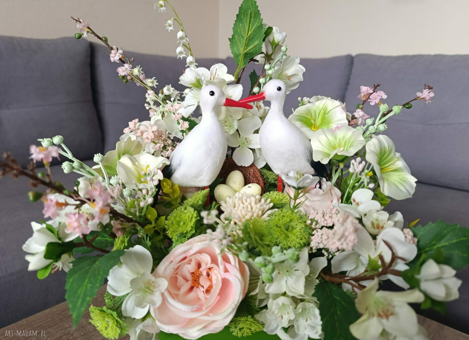 Flowerbox dekoracyjny z bocianami w zielonym boxie - wiosenna kompozycja kwiatowa do domu