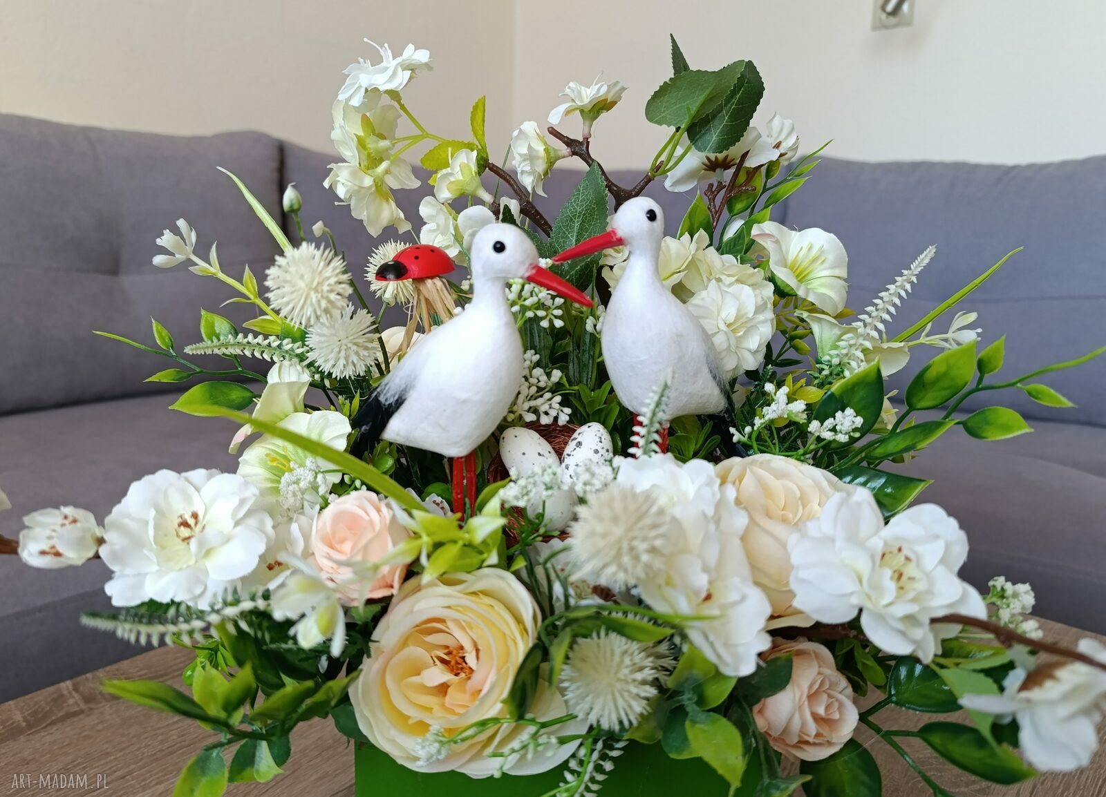 Wiosenny flowerbox z bocianami - kompozycja kwiatowa w pudełku