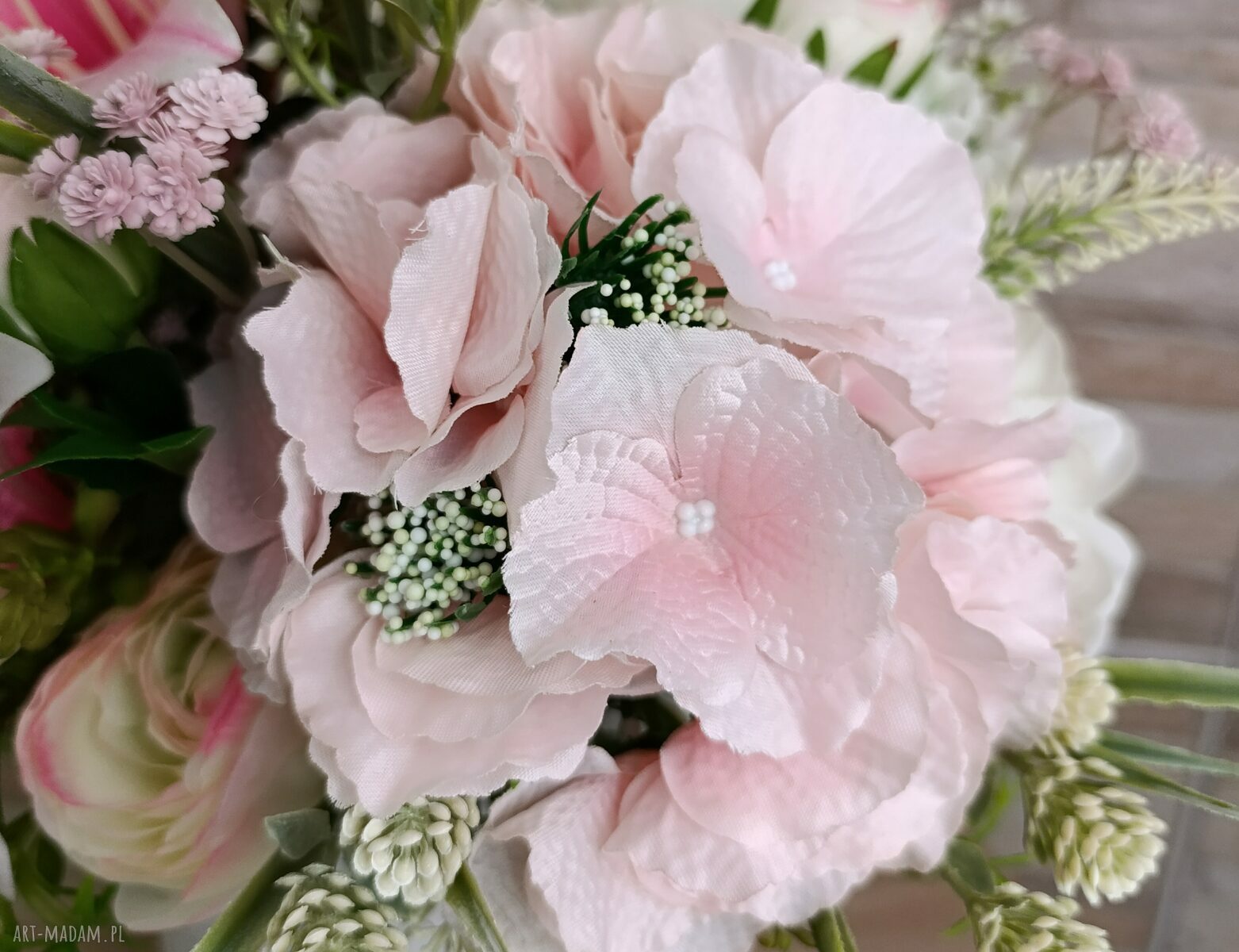 Flowerbox XXL z liliami - elegancki prezent i dekoracja wnętrz