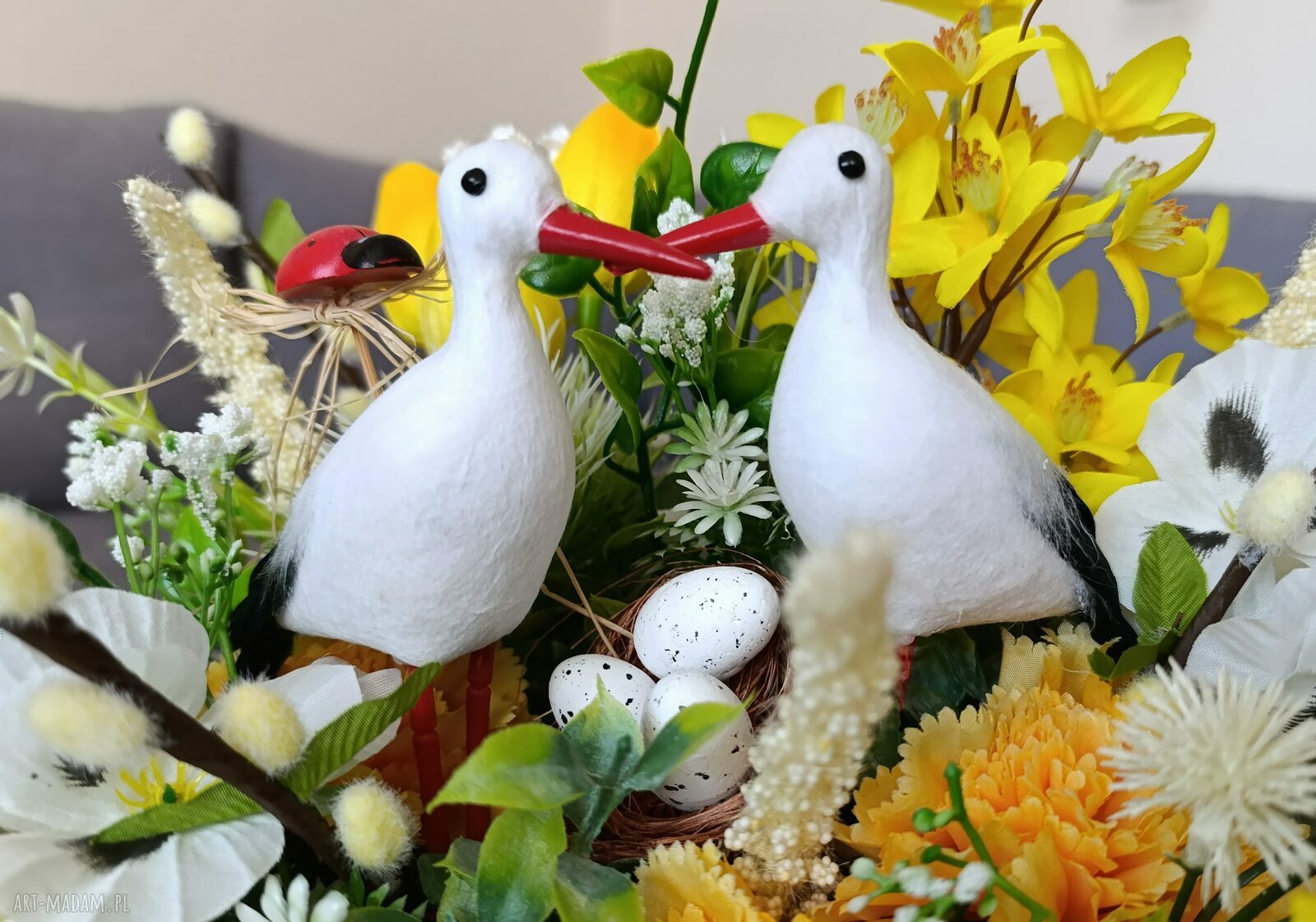 Flowerbox z bocianami na wiosnę - dekoracja wnętrz z kwiatów sztucznych