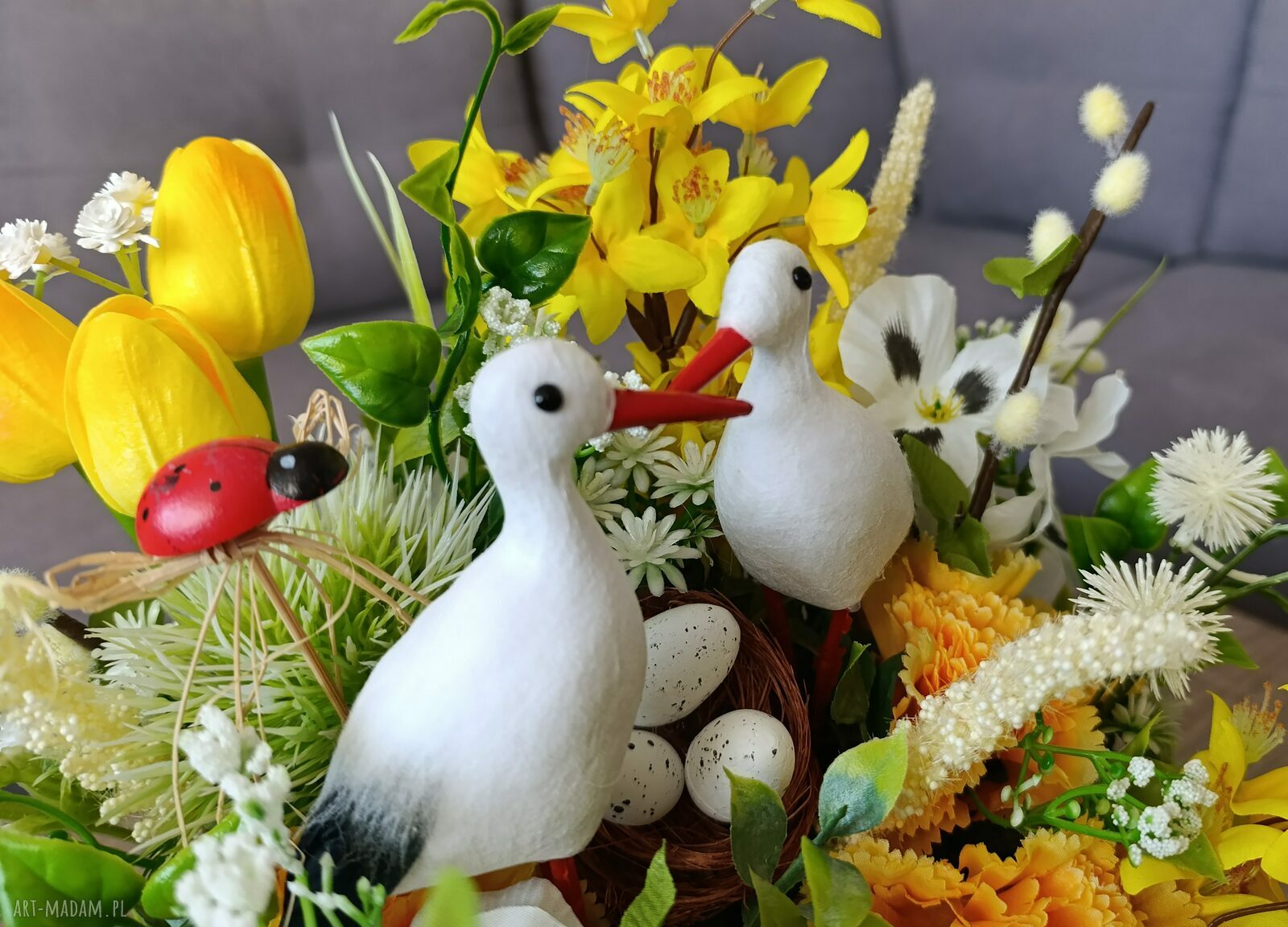 Flowerbox z bocianami na wiosnę - dekoracja wnętrz z kwiatów sztucznych