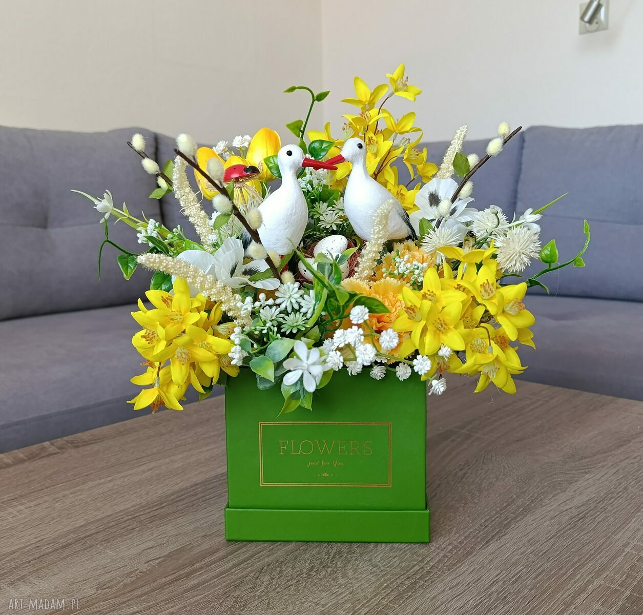Flowerbox z bocianami na wiosnę - dekoracja wnętrz z kwiatów sztucznych