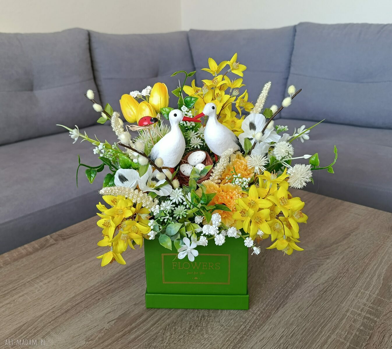 Flowerbox z bocianami na wiosnę - dekoracja wnętrz z kwiatów sztucznych