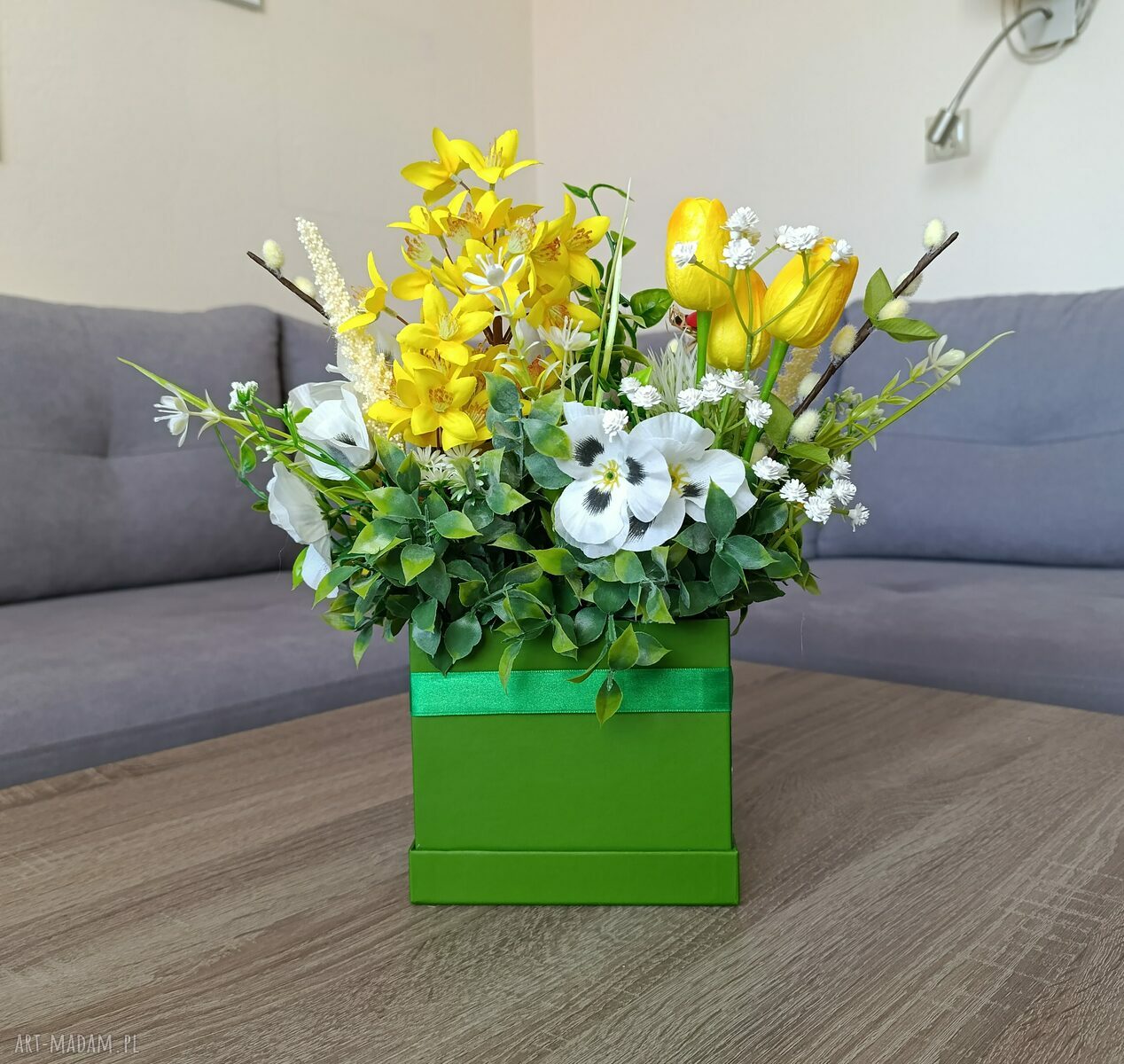 Flowerbox z bocianami na wiosnę - dekoracja wnętrz z kwiatów sztucznych