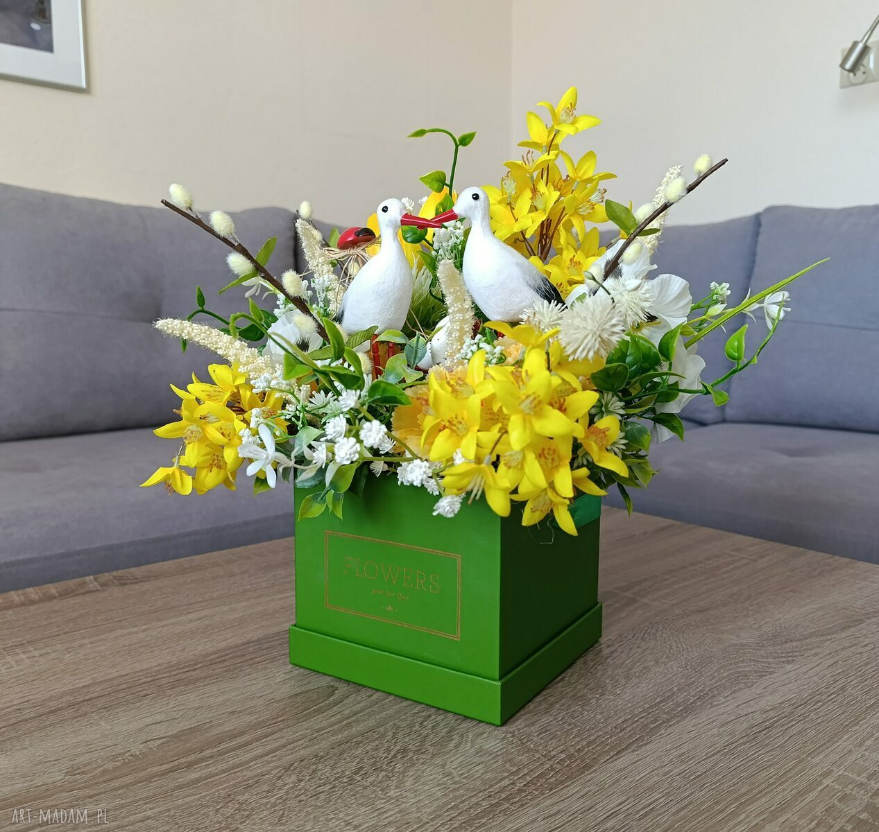 Flowerbox z bocianami na wiosnę - dekoracja wnętrz z kwiatów sztucznych