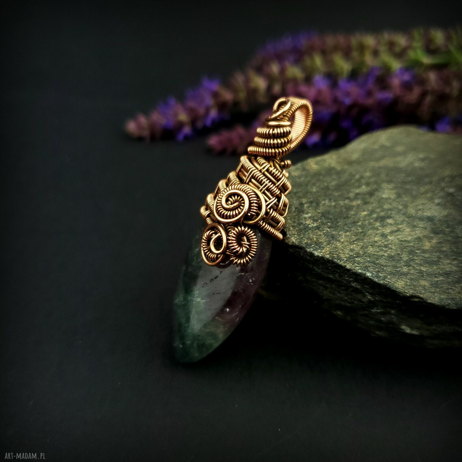 Fluorytowy wisiorek w technice wire wrapping