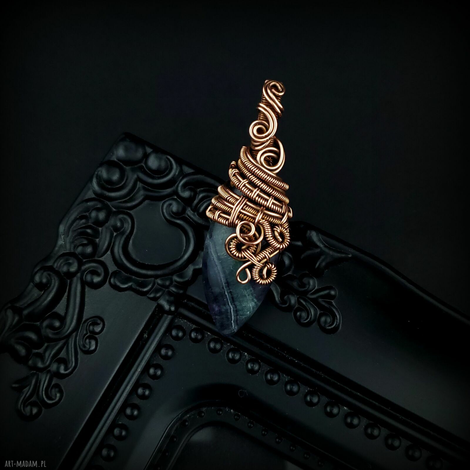 Fluorytowy wisiorek wire wrapping w miedzianej oprawie