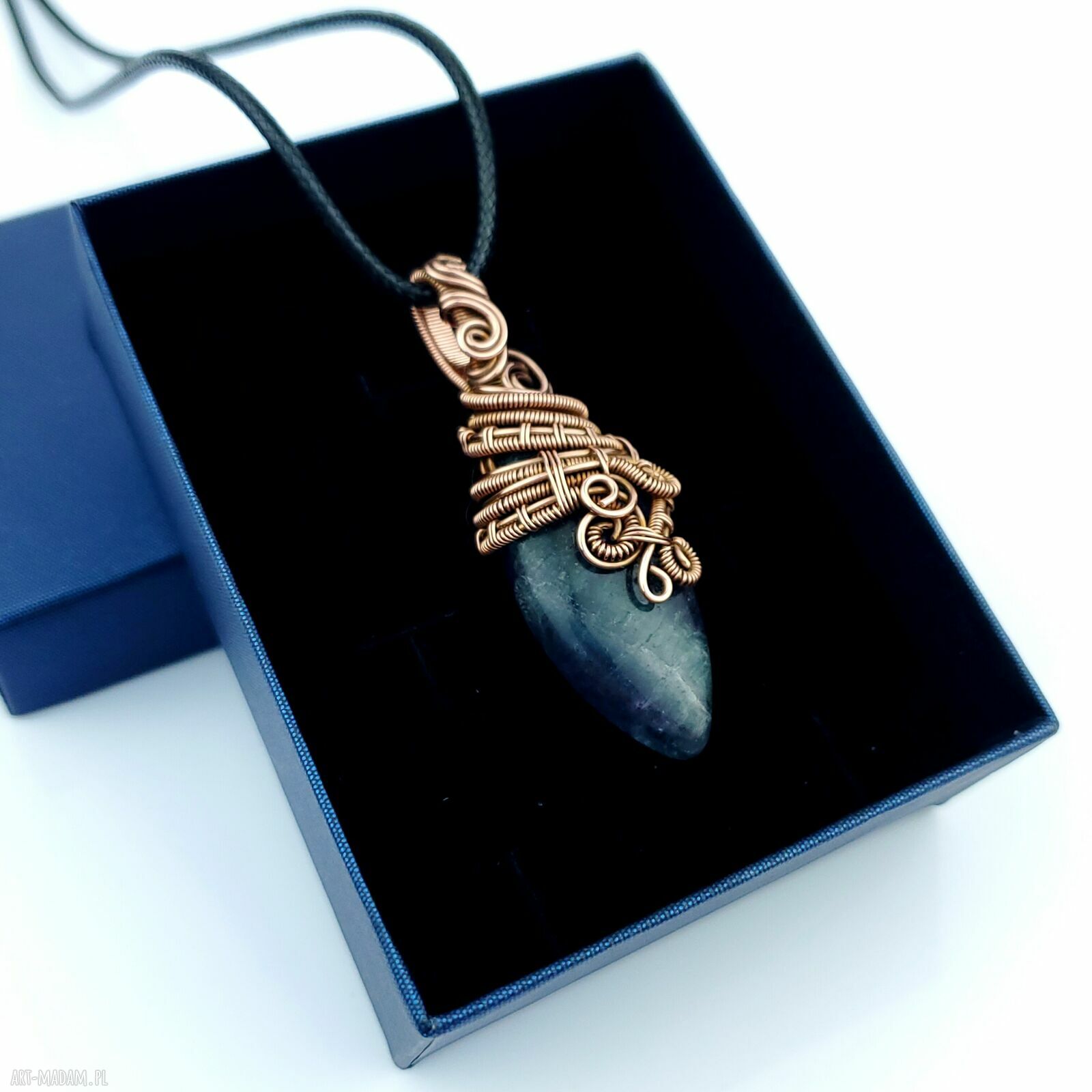 Fluorytowy wisiorek wire wrapping w miedzianej oprawie