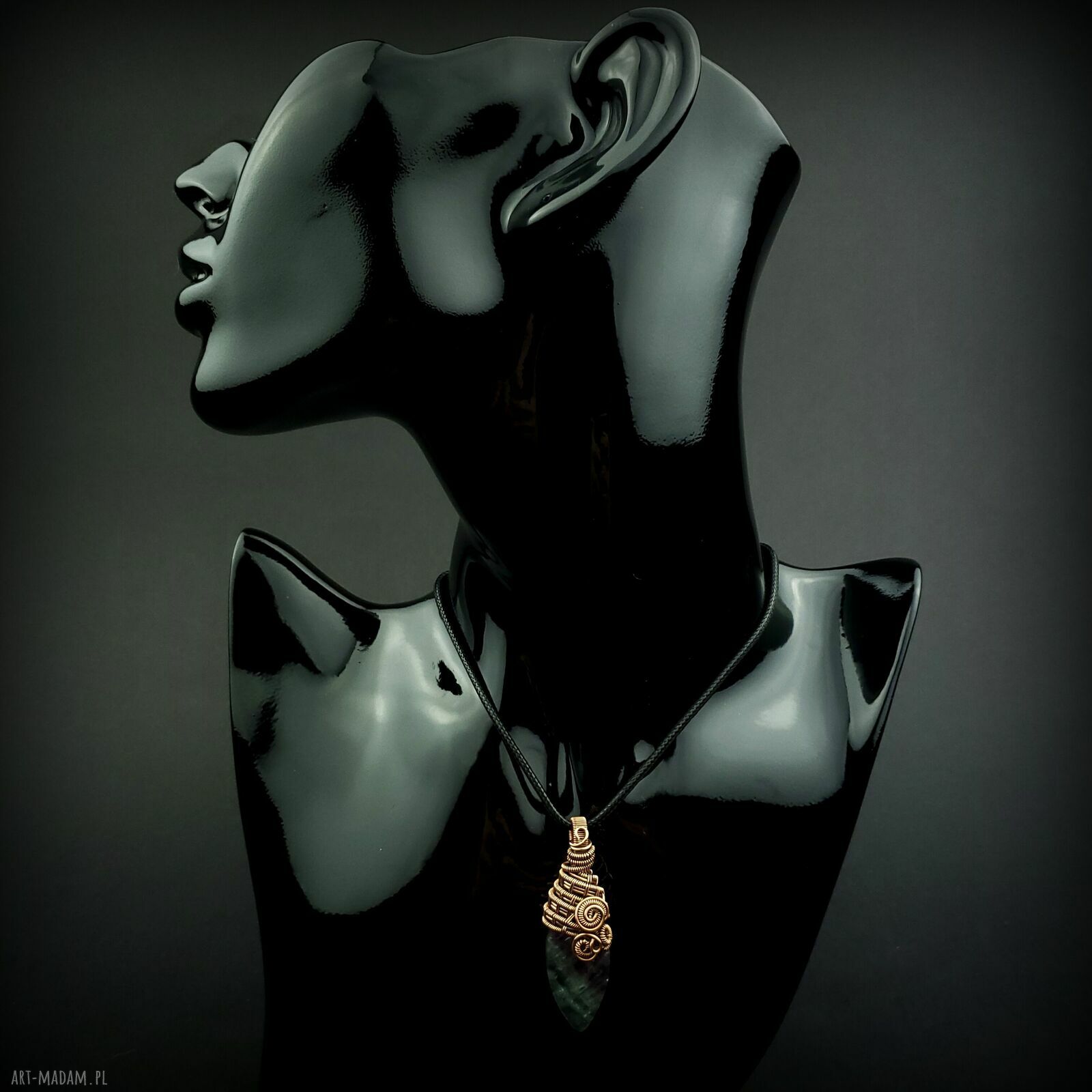 Fluorytowy wisiorek w technice wire wrapping