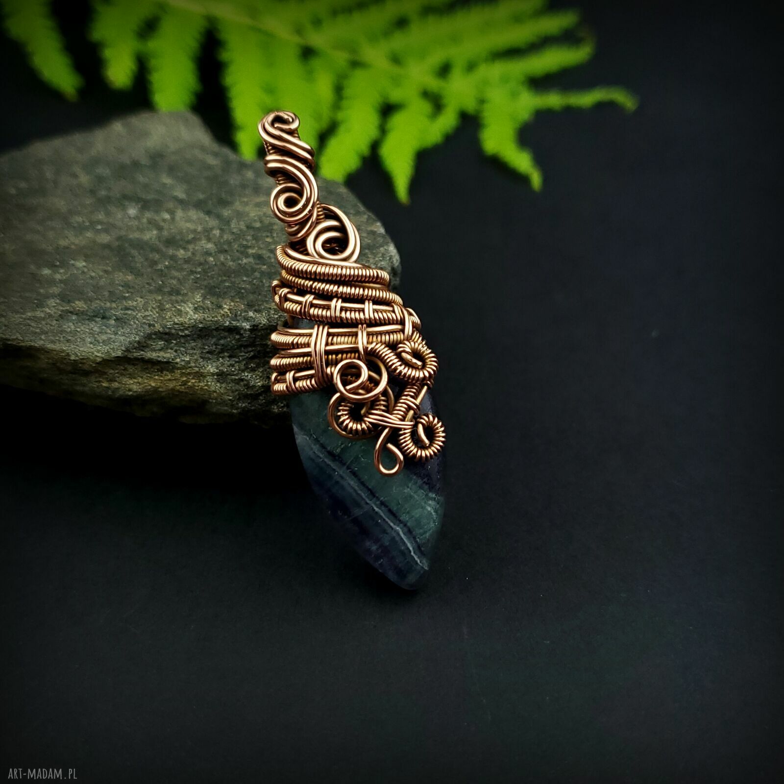 Fluorytowy wisiorek wire wrapping w miedzianej oprawie