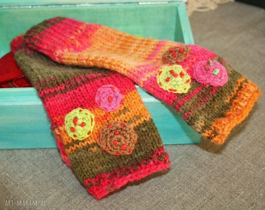 Kolorowe folkowe mitenki handmade z kwiatami szydełkowymi