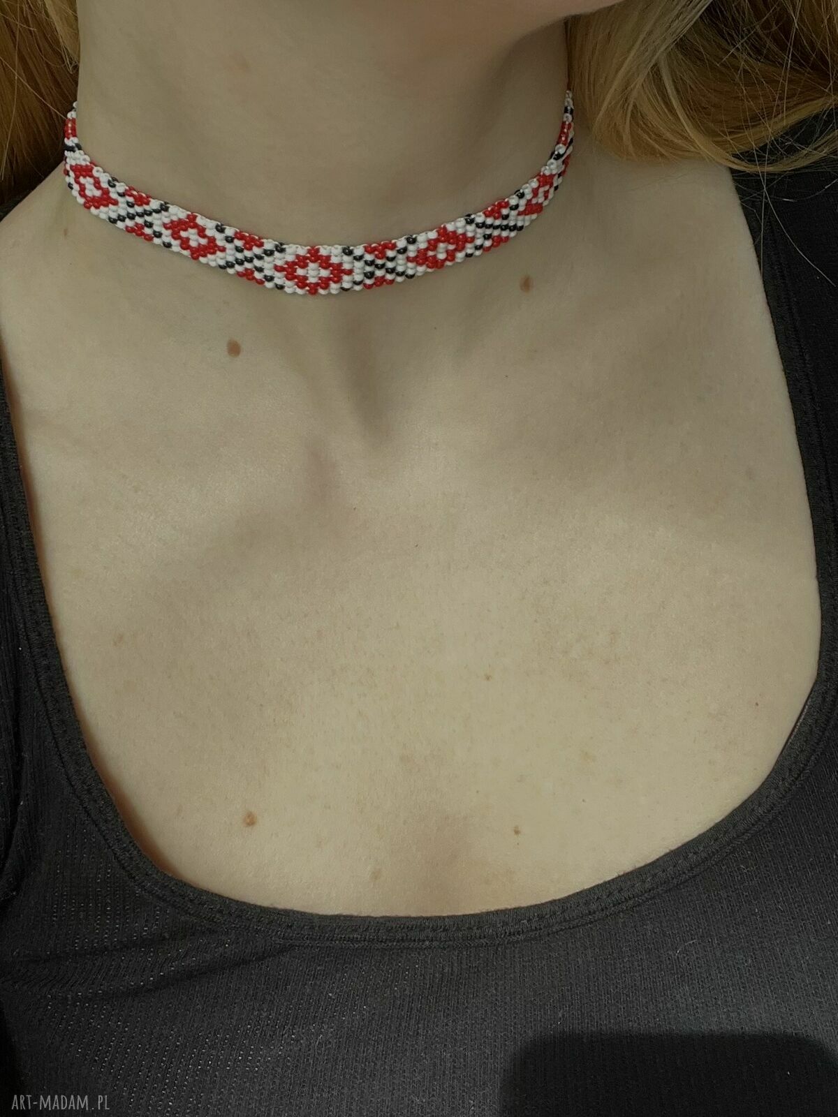 Folkowy choker z koralików z etnicznym ornamentem
