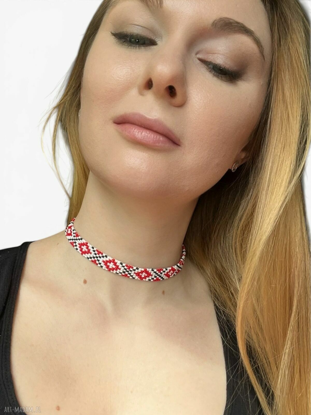 Folkowy choker z koralików z etnicznym ornamentem