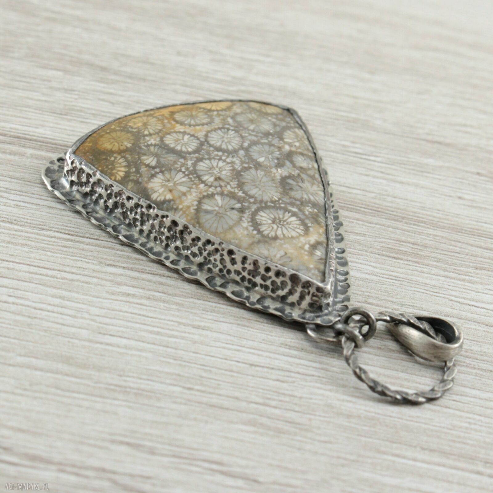 Wisior z koralem fossil i oksydowanym srebrem 925/999