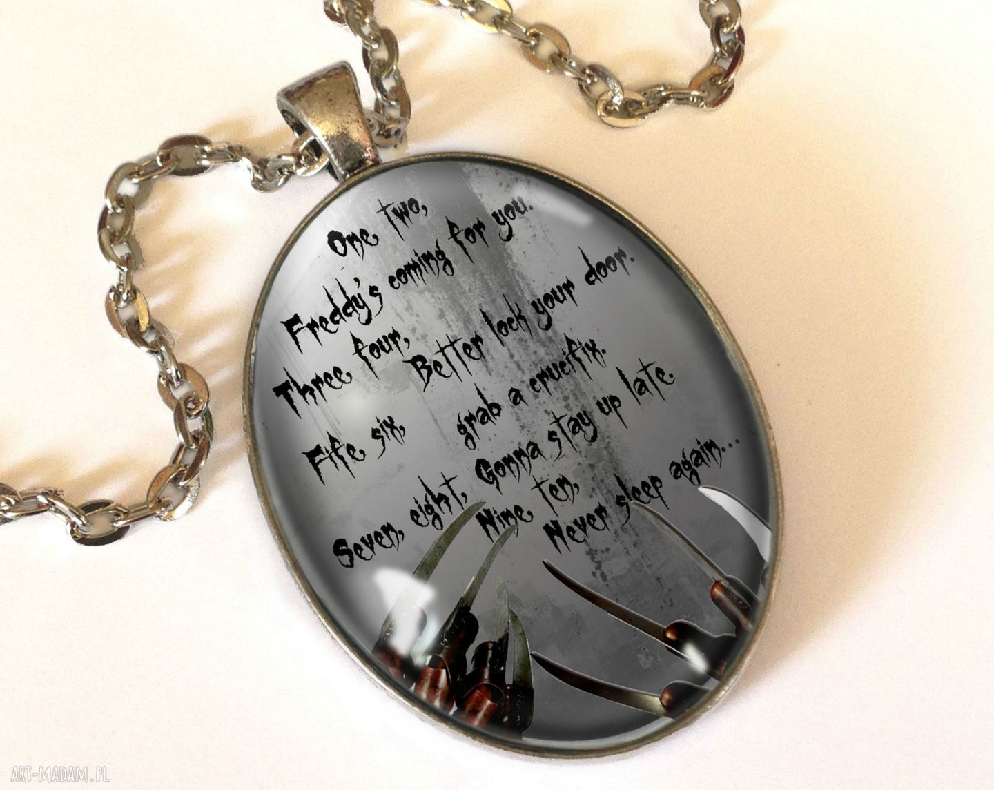 Freddy krueger owalny medalion łańcuszkiem owal lustro cytat