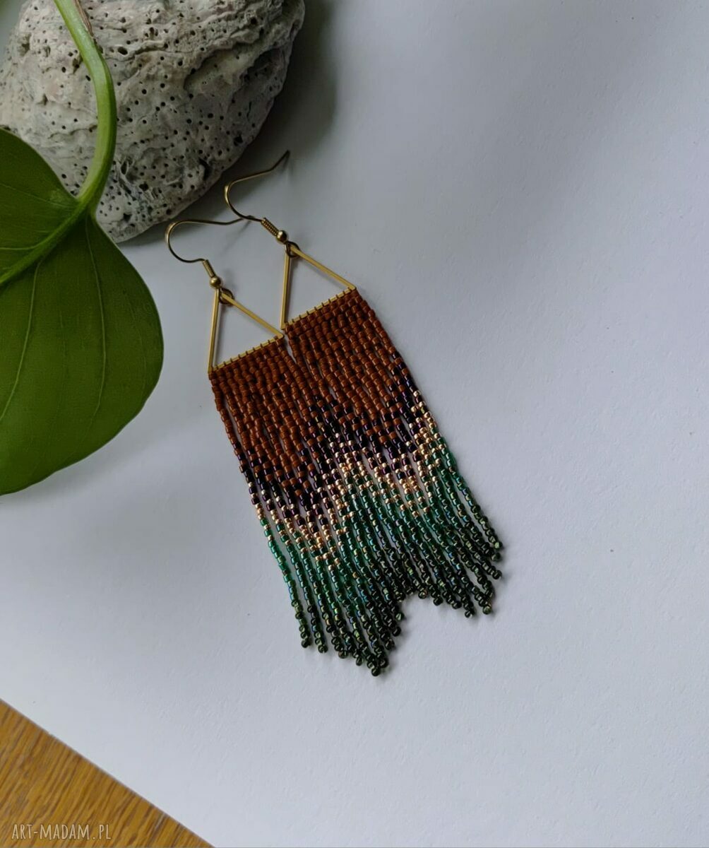 Kolczyki frędzle brązowe boho - trójkąt zielone i złote