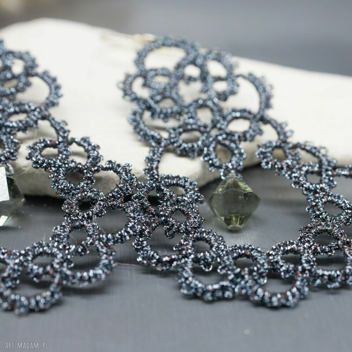 Wiszące kolczyki frywolitki z kryształkami Swarovski 085 - szare