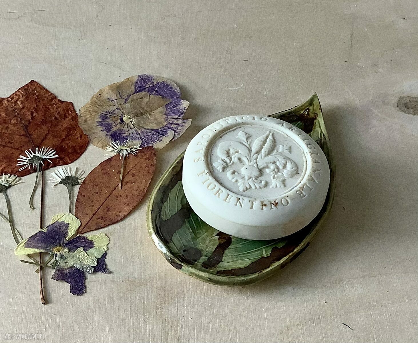 Mydelniczka „Funkia” z gliny - ceramiczna z odpływem