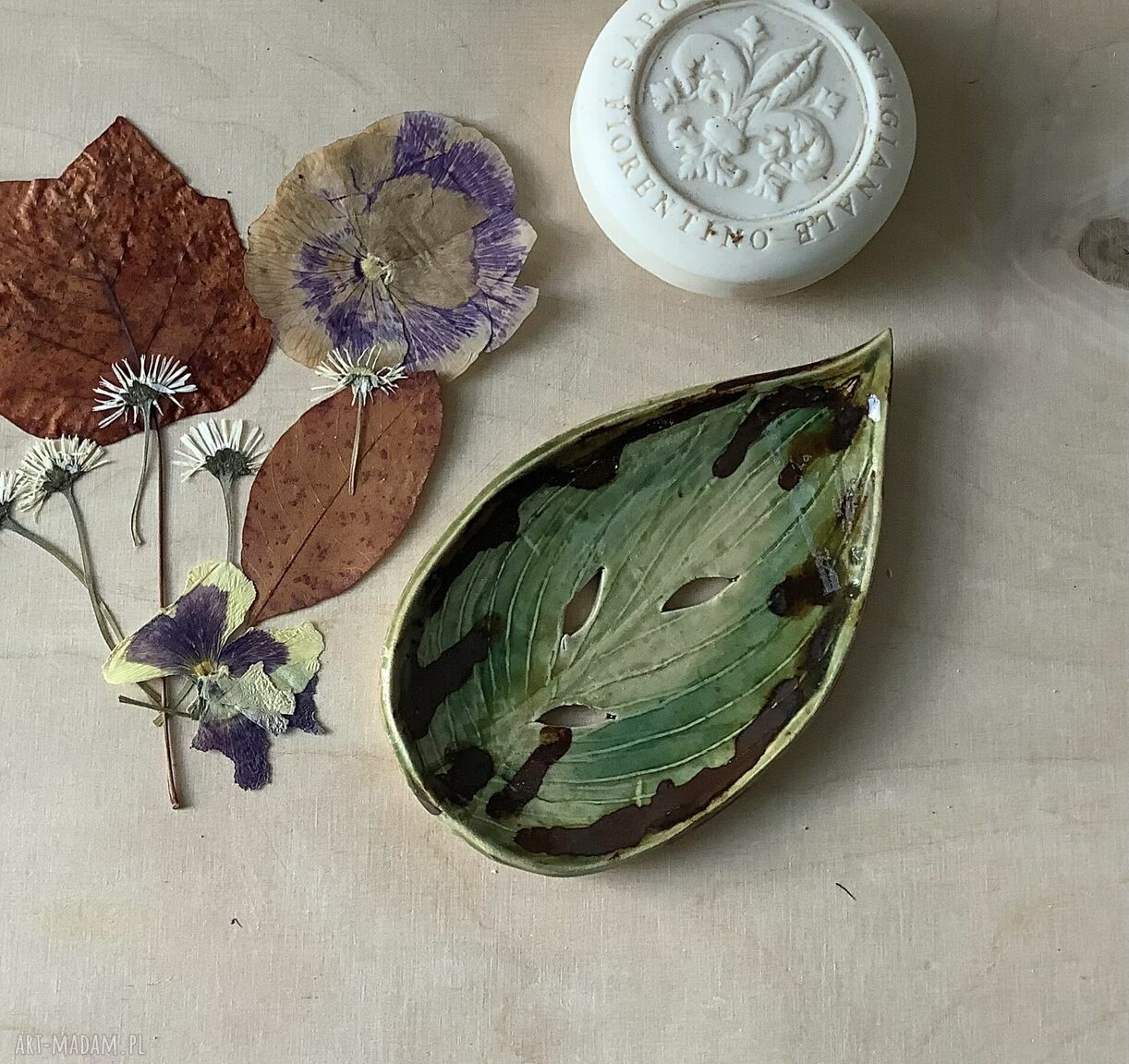Mydelniczka „Funkia” z gliny - ceramiczna z odpływem