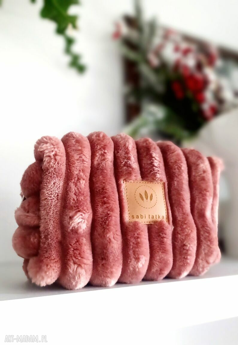 Różowa futerkowa kosmetyczka kuferek - Sabi tatka