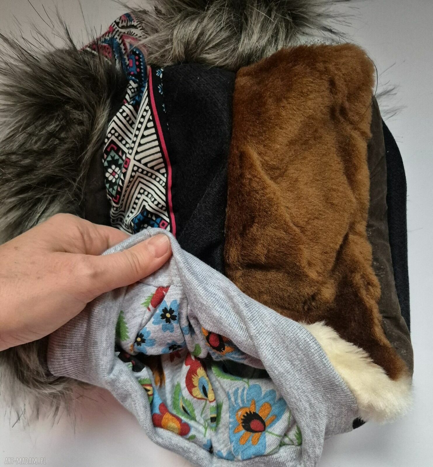Brązowa futrzana czapka damska Smerfetka zwariowana na podszewce (rozmiar uniwersalny)