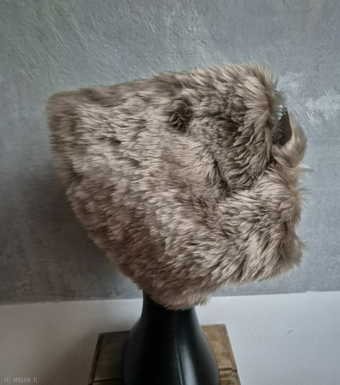 Futrzana beżowa czapka patchworkowa folk boho na podszewce 59-61 cm
