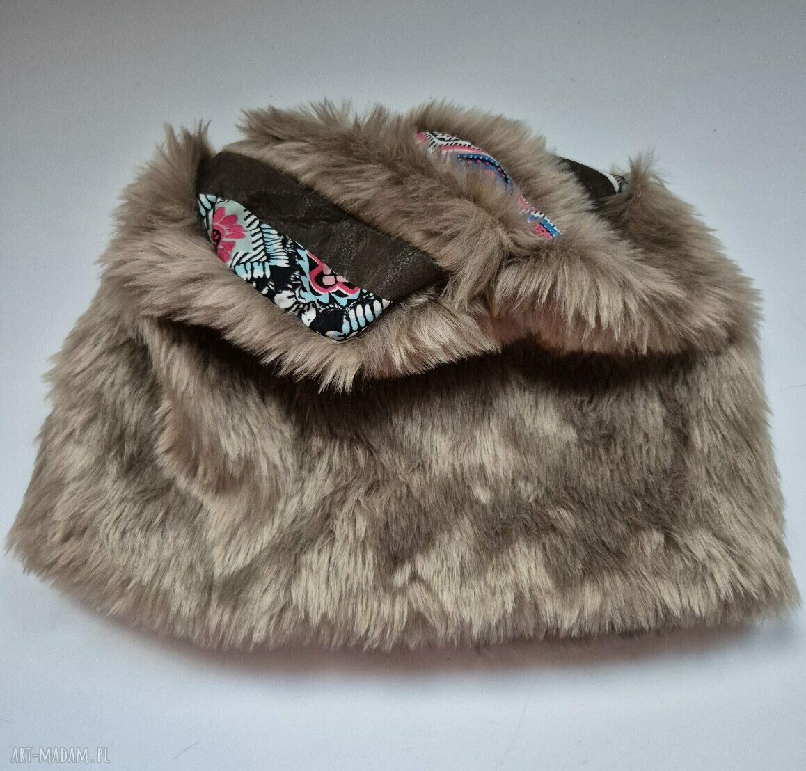 Futrzana beżowa czapka patchworkowa folk boho na podszewce 59-61 cm