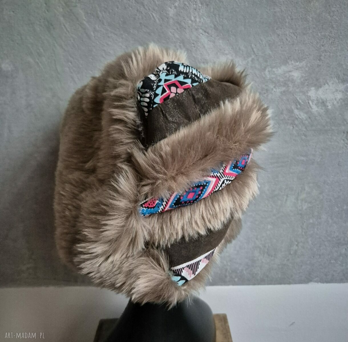 Futrzana beżowa czapka patchworkowa folk boho na podszewce 59-61 cm
