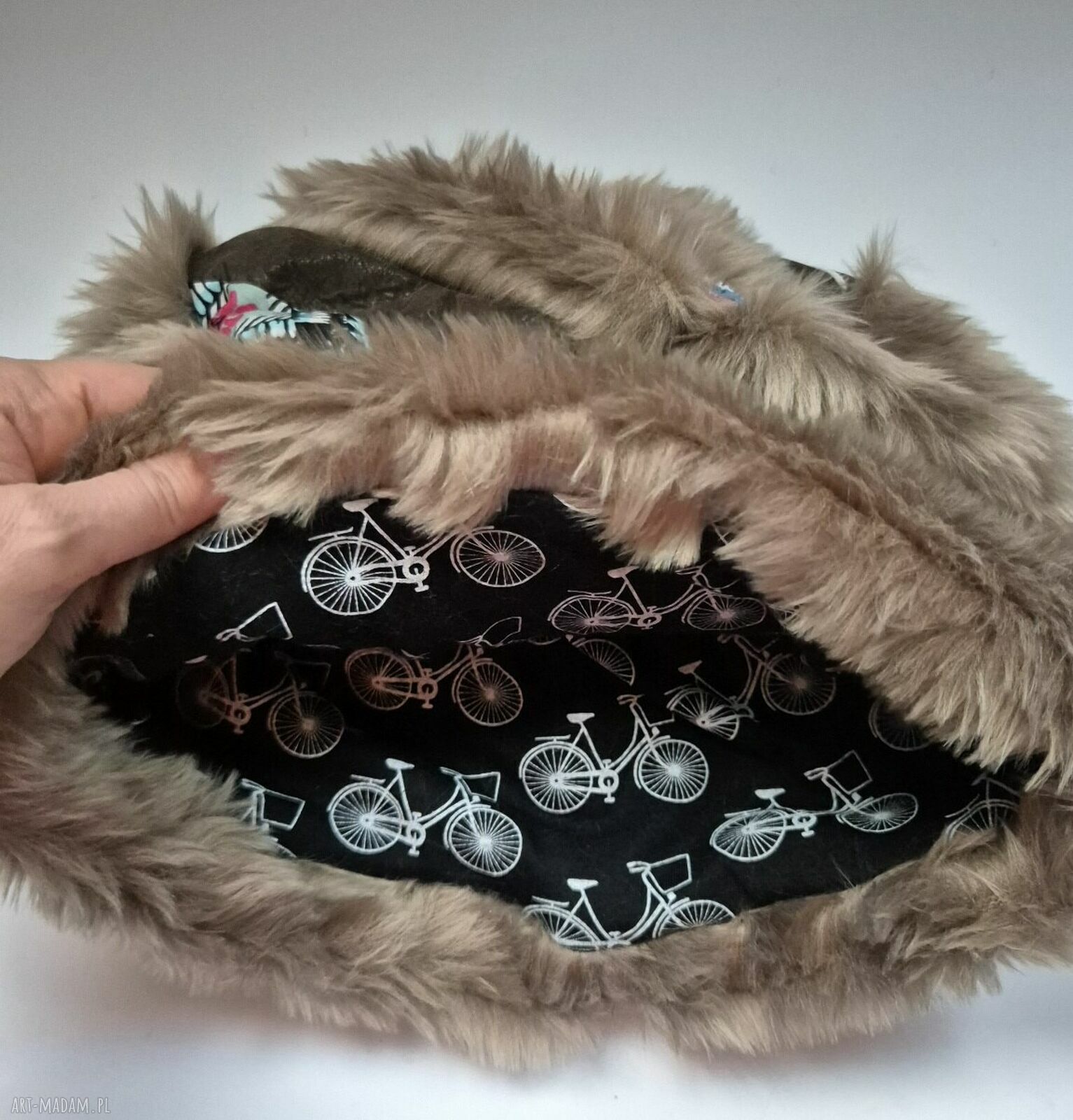 Futrzana beżowa czapka patchworkowa folk boho na podszewce 59-61 cm