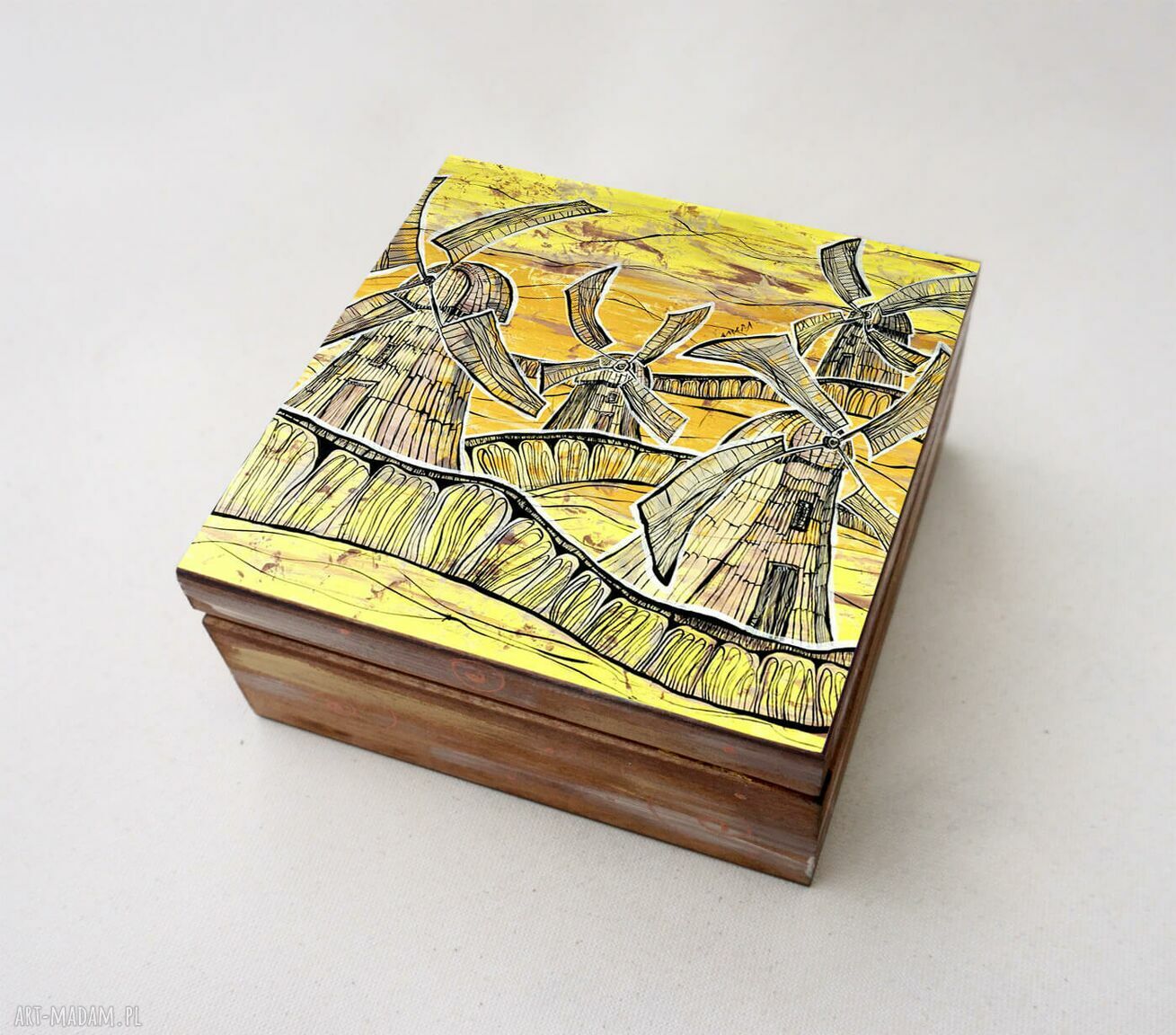Szkatułka drewniana „Gdzie młyny lecą” - kwadratowa na skarby z decoupage
