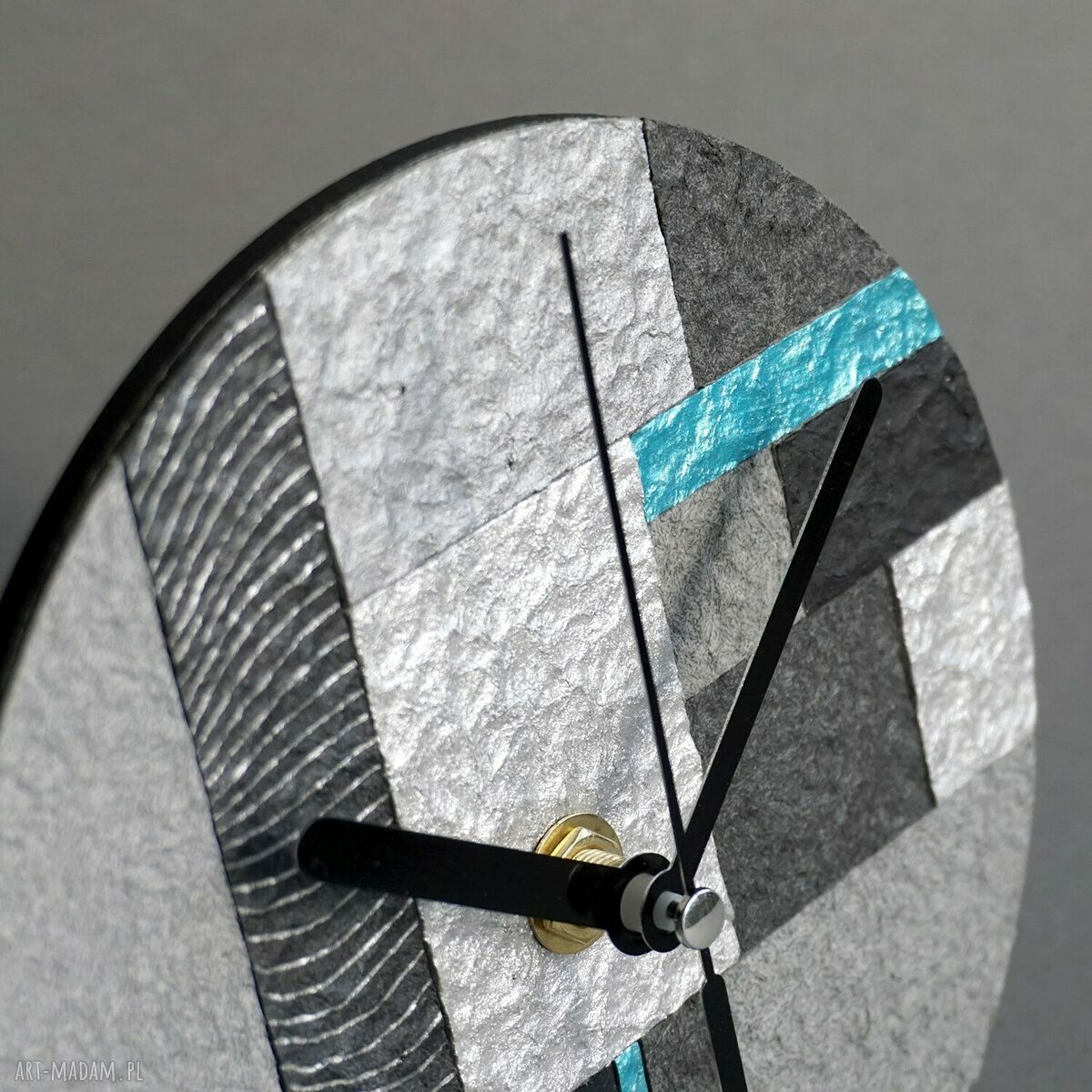 Geometryczny zegar stojący less waste z papieru z recyklingu