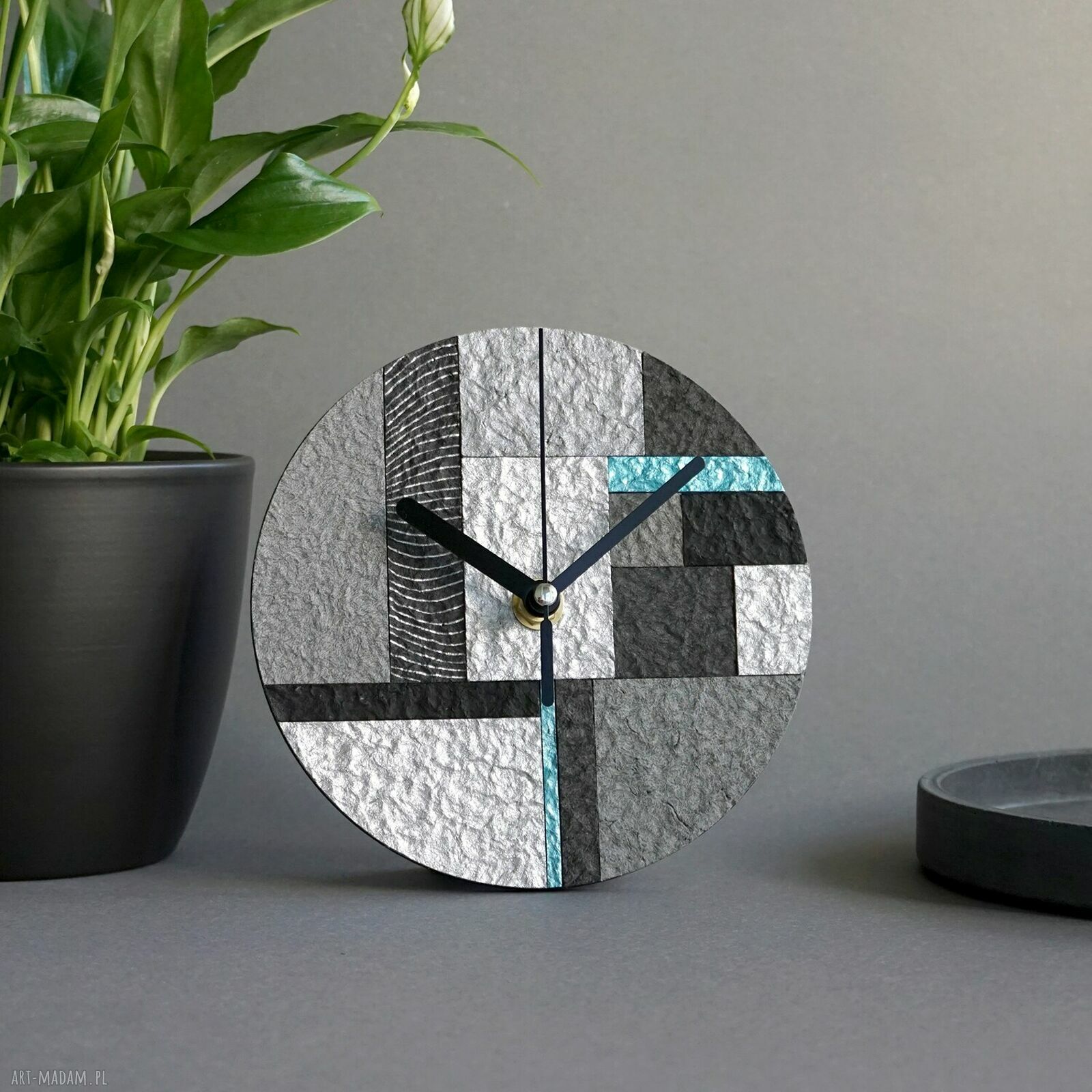 Geometryczny zegar stojący less waste z papieru z recyklingu