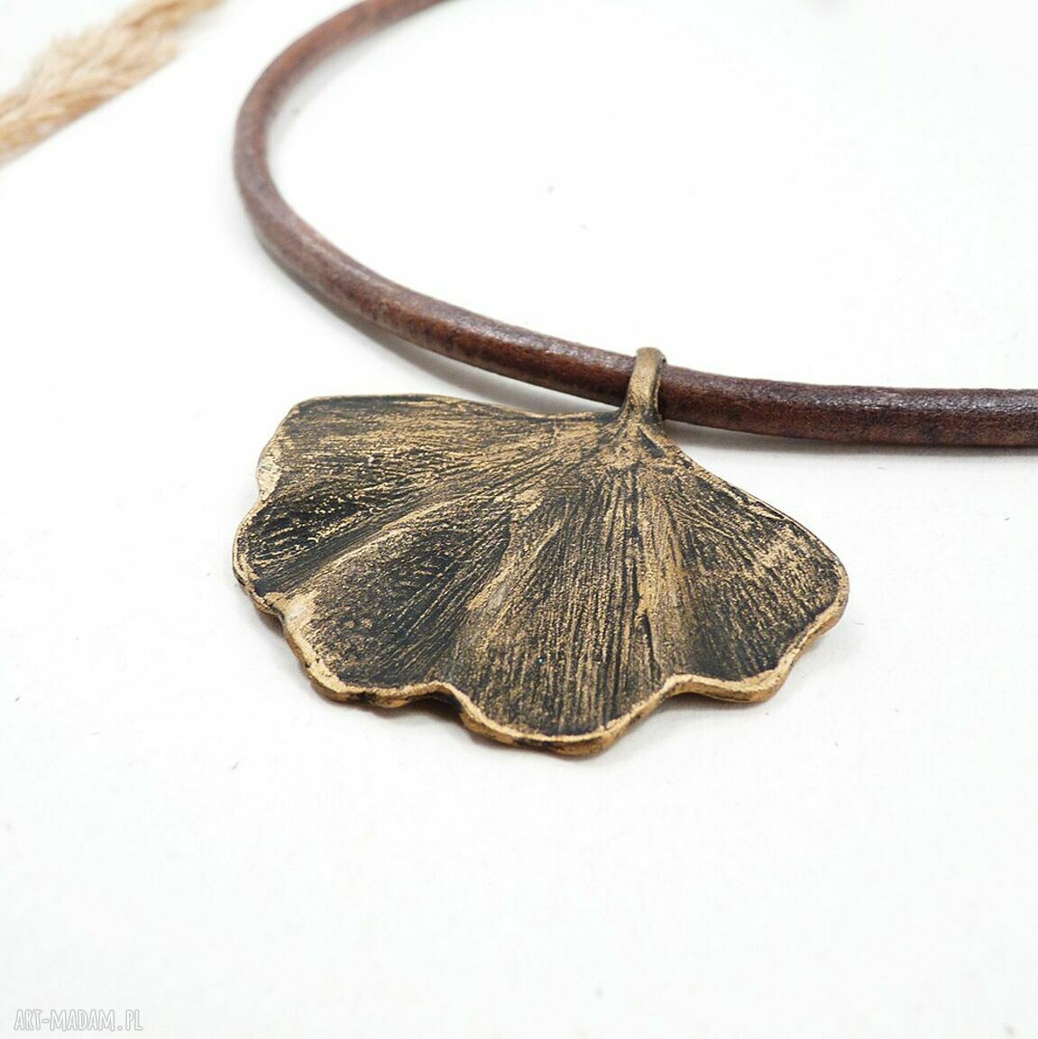 Ginkgo naszyjnik na rzemieniu Black - czarny liść miłorzębu