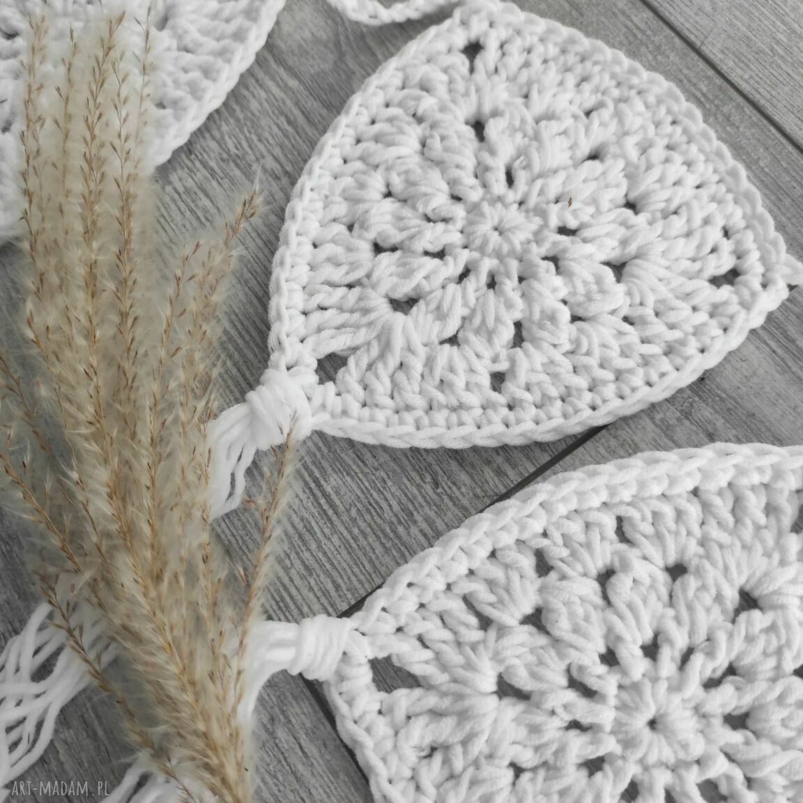 Biała boho girlanda szydełkowa na ścianę - dekoracja handmade