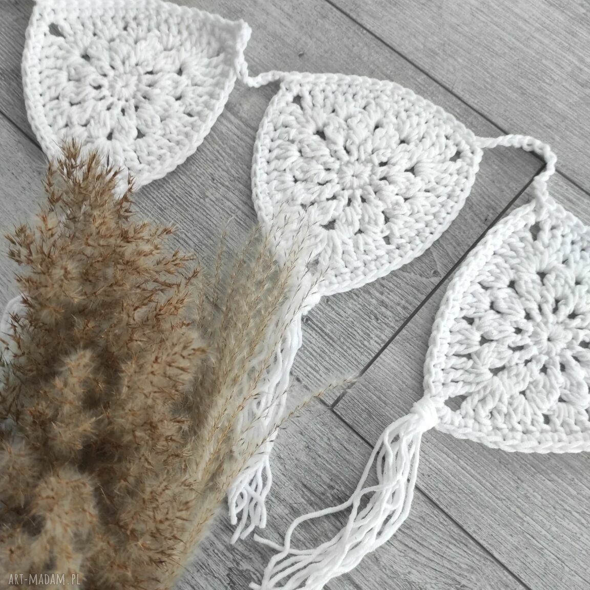 Biała boho girlanda szydełkowa na ścianę - dekoracja handmade