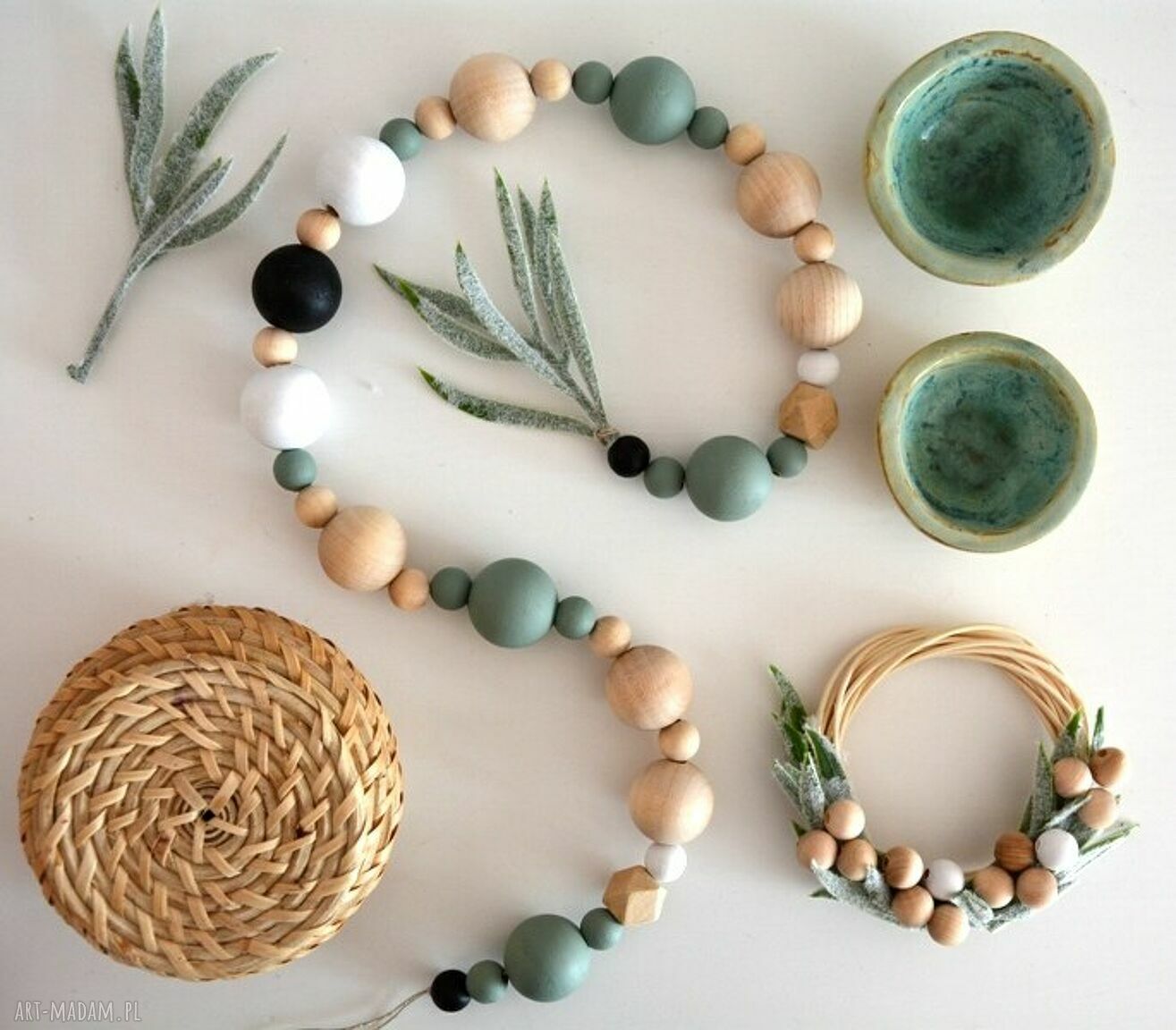 Girlanda z gałązki i oliwkowych kulek - dekoracja handmade