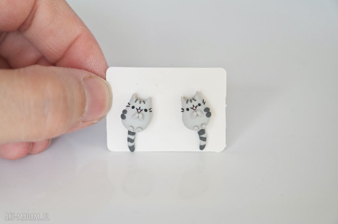 Głodny kot Pusheen - maleńkie kolczyki 3D z modeliny Fimo (sztyfty antyalergiczne)