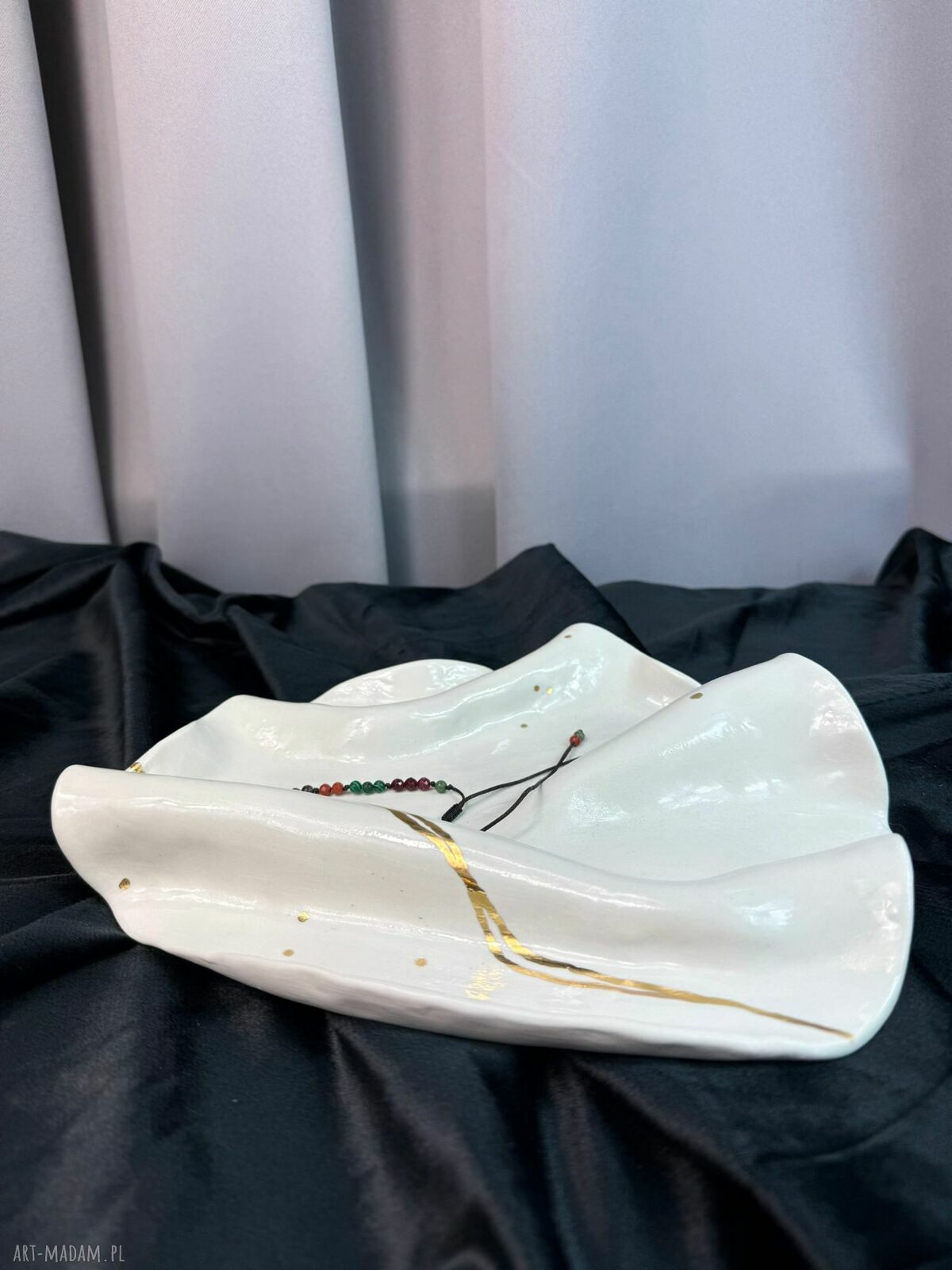 Golden Lines Plate - talerzyk z białej porcelany ze złotymi liniami